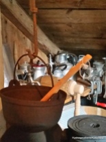 Kaffikanner og utstyr frå tida då bygningen vart nytta som bedehus