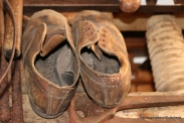 Velbrukte sko ved skomakeren sitt utstyr